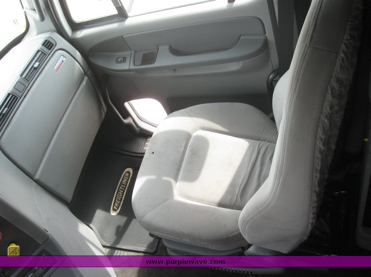 image for item 1805 2005 Freightliner Columbia 120 semi truck