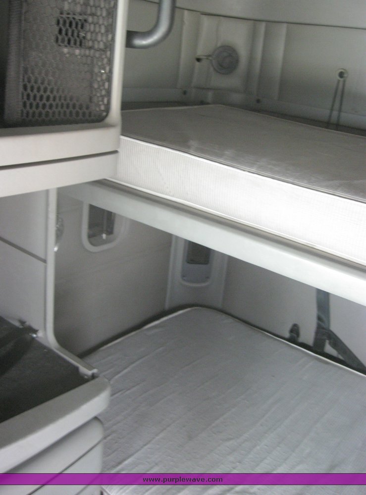 image for item 1805 2005 Freightliner Columbia 120 semi truck