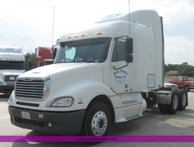 image for item 1806 2005 Freightliner Columbia 120 semi truck