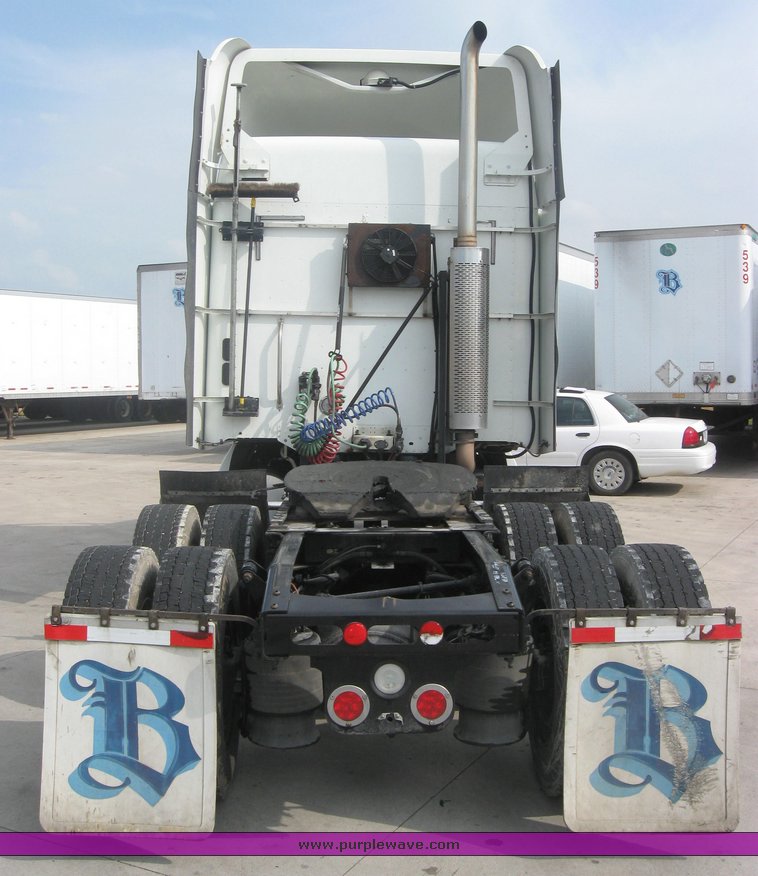 image for item 1806 2005 Freightliner Columbia 120 semi truck