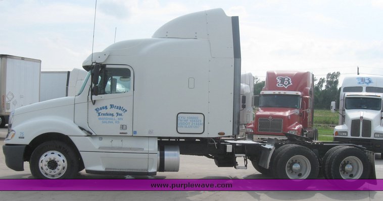 image for item 1806 2005 Freightliner Columbia 120 semi truck