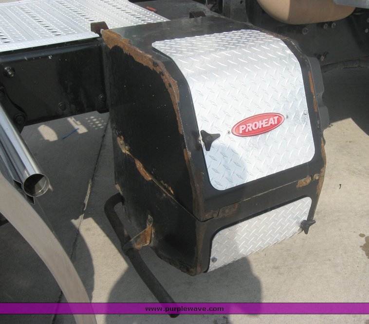 image for item 1806 2005 Freightliner Columbia 120 semi truck