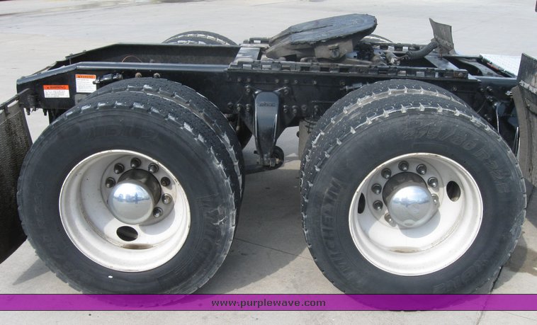 image for item 1806 2005 Freightliner Columbia 120 semi truck