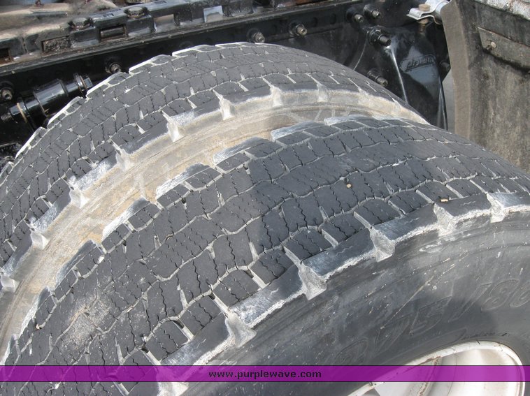 image for item 1806 2005 Freightliner Columbia 120 semi truck