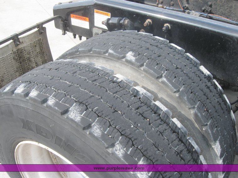 image for item 1806 2005 Freightliner Columbia 120 semi truck