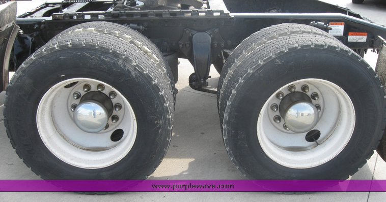 image for item 1806 2005 Freightliner Columbia 120 semi truck