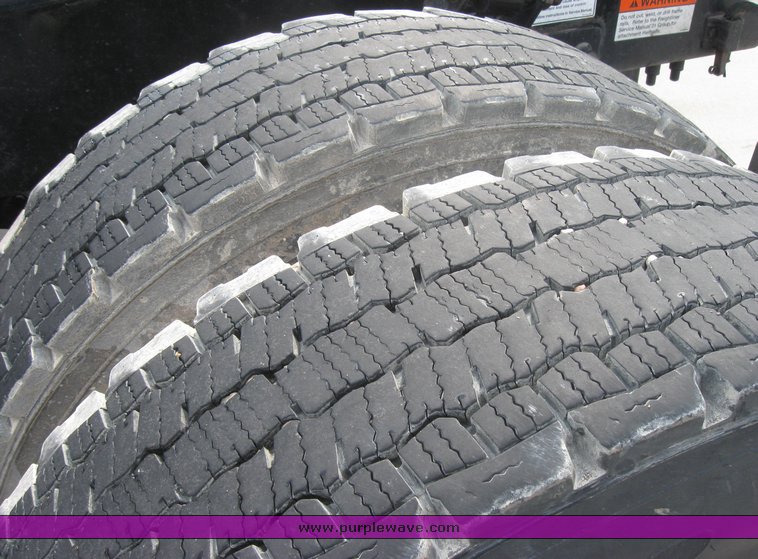 image for item 1806 2005 Freightliner Columbia 120 semi truck