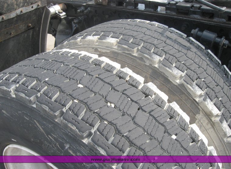 image for item 1806 2005 Freightliner Columbia 120 semi truck