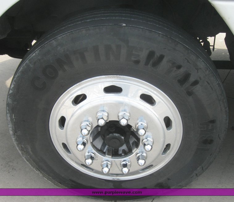 image for item 1806 2005 Freightliner Columbia 120 semi truck