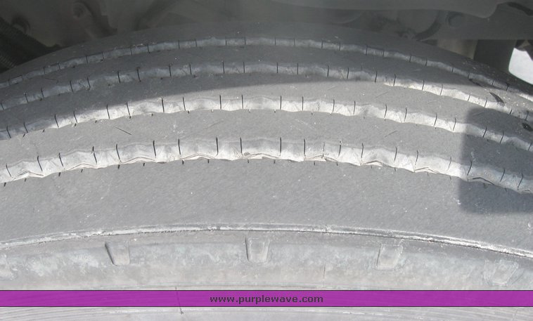 image for item 1806 2005 Freightliner Columbia 120 semi truck