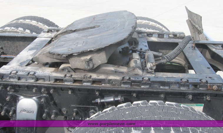 image for item 1806 2005 Freightliner Columbia 120 semi truck