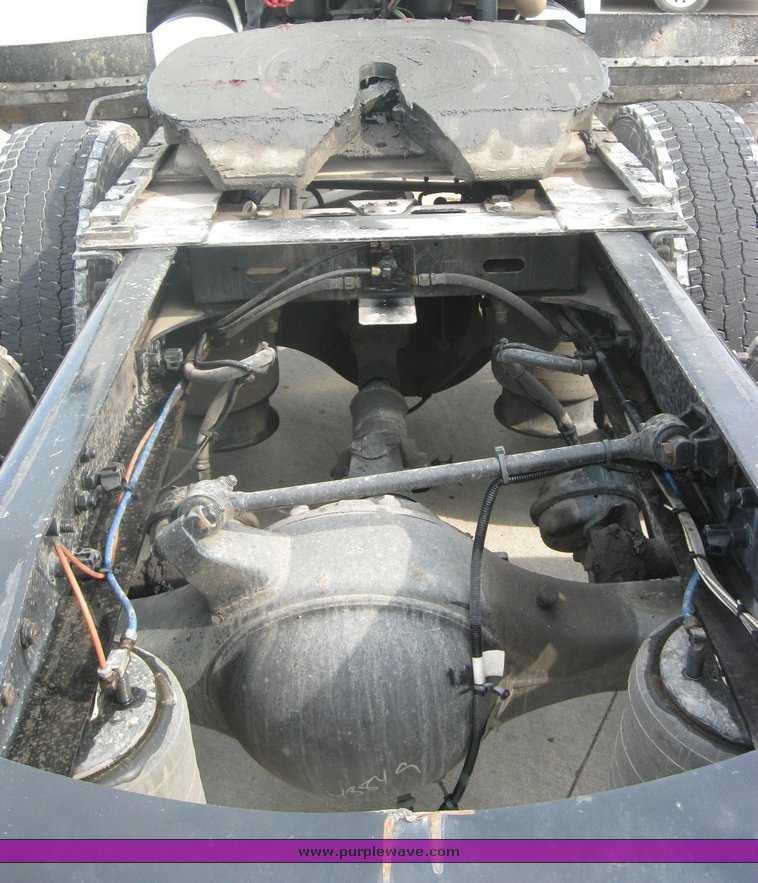 image for item 1806 2005 Freightliner Columbia 120 semi truck