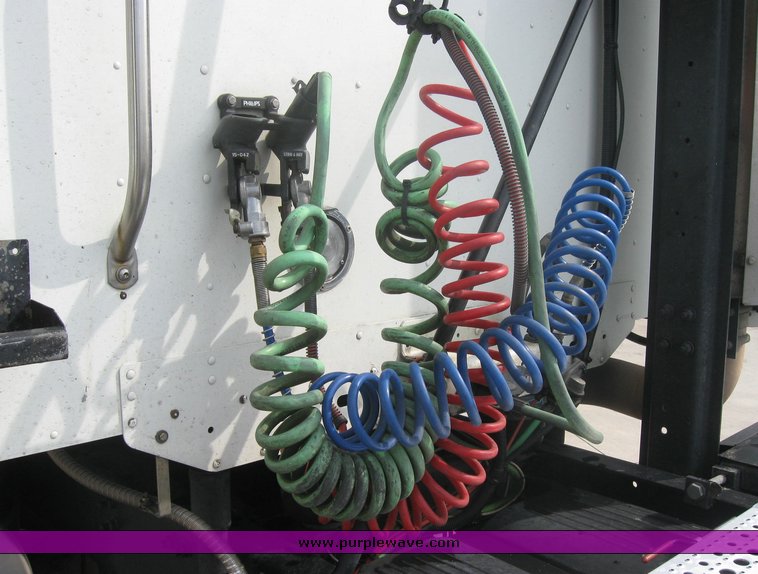 image for item 1806 2005 Freightliner Columbia 120 semi truck