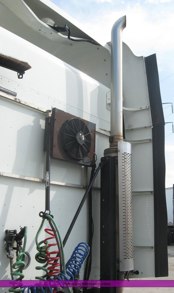 image for item 1806 2005 Freightliner Columbia 120 semi truck