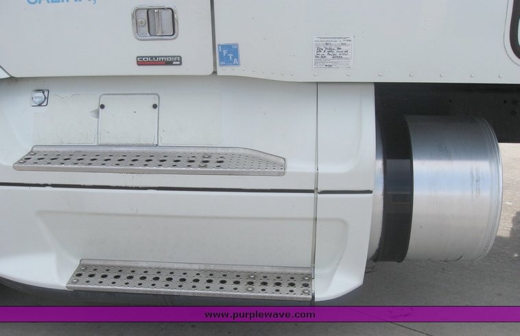 image for item 1806 2005 Freightliner Columbia 120 semi truck