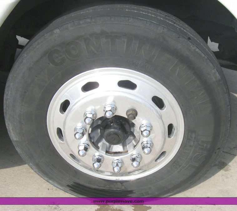 image for item 1806 2005 Freightliner Columbia 120 semi truck