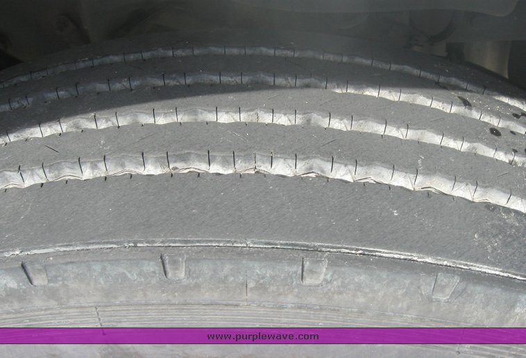 image for item 1806 2005 Freightliner Columbia 120 semi truck