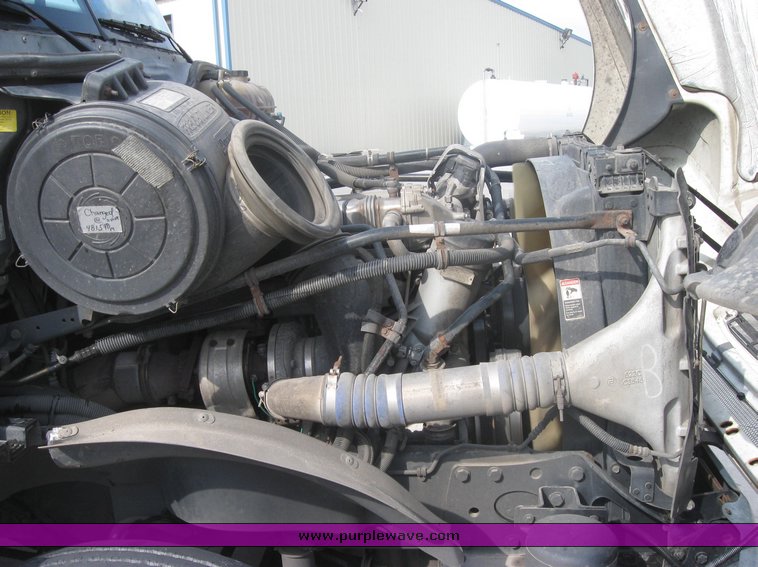 image for item 1806 2005 Freightliner Columbia 120 semi truck