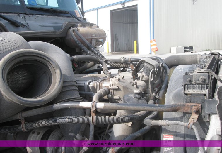 image for item 1806 2005 Freightliner Columbia 120 semi truck