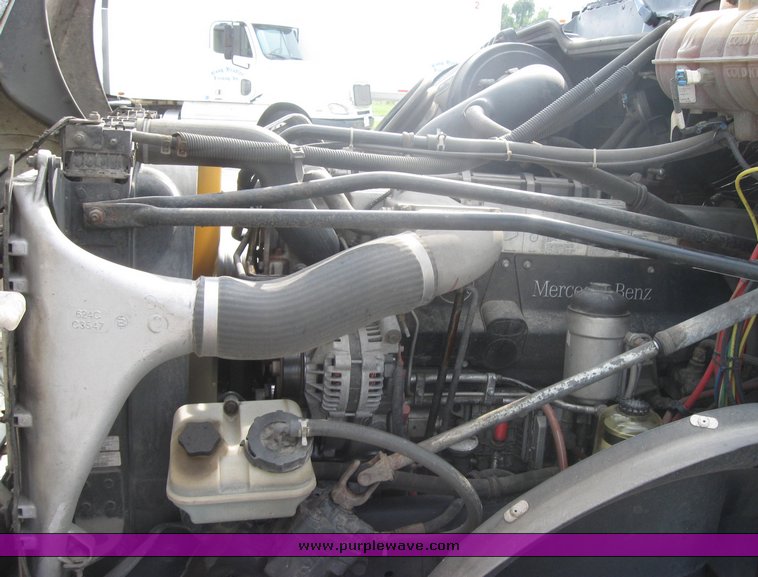 image for item 1806 2005 Freightliner Columbia 120 semi truck