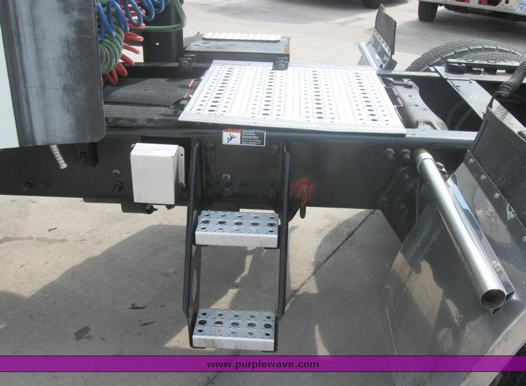 image for item 1806 2005 Freightliner Columbia 120 semi truck