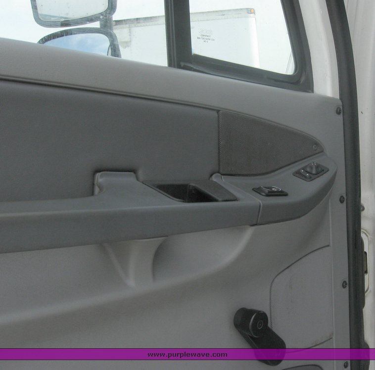 image for item 1806 2005 Freightliner Columbia 120 semi truck