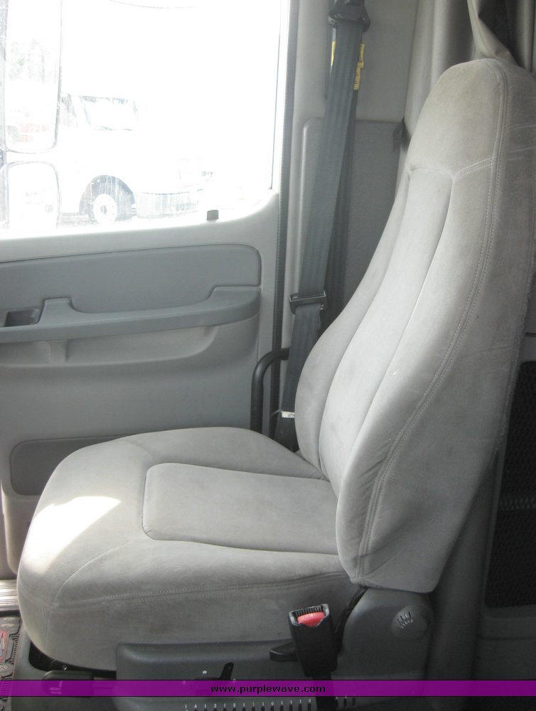 image for item 1806 2005 Freightliner Columbia 120 semi truck