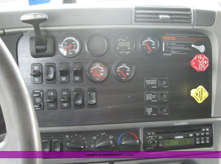 image for item 1806 2005 Freightliner Columbia 120 semi truck