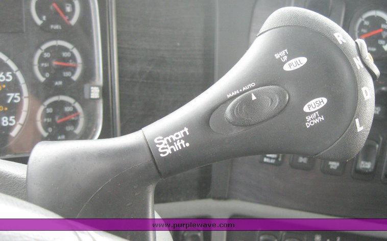 image for item 1806 2005 Freightliner Columbia 120 semi truck