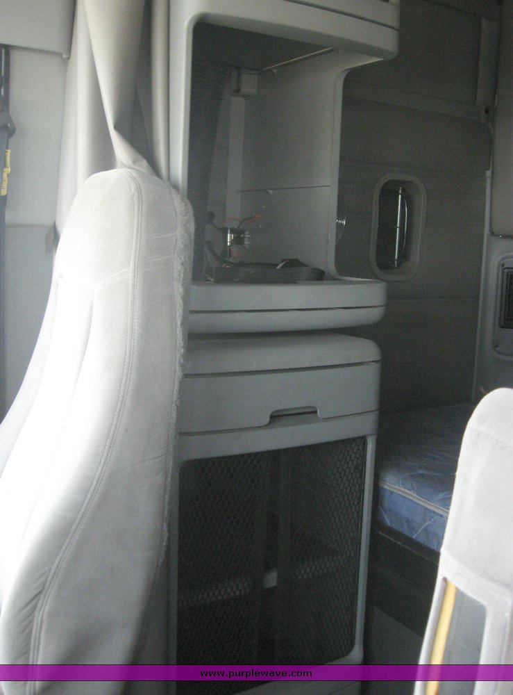 image for item 1806 2005 Freightliner Columbia 120 semi truck