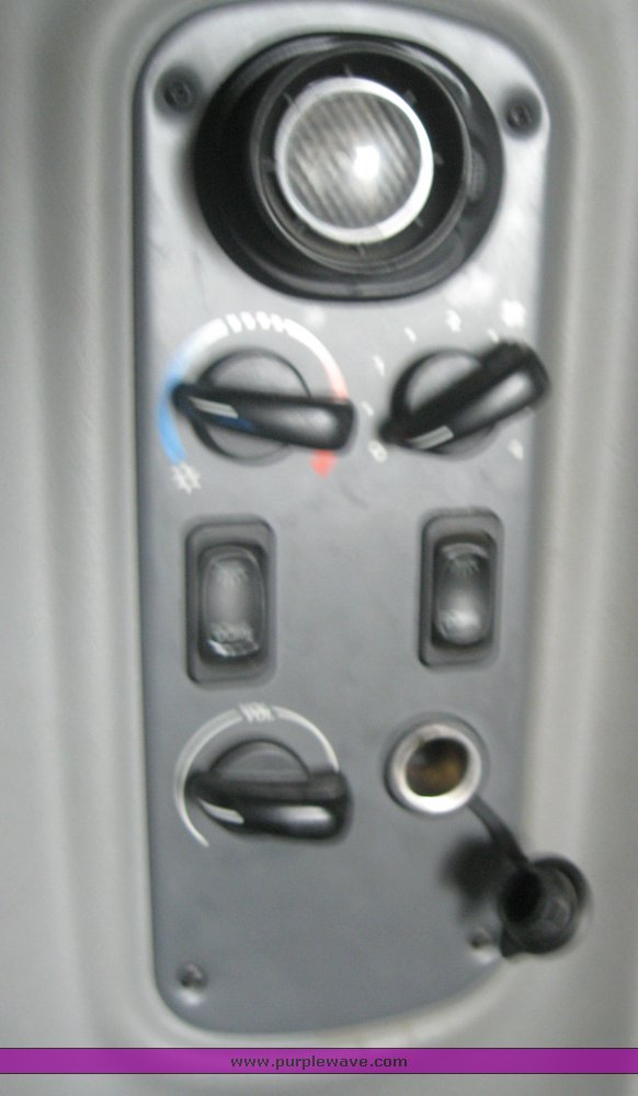 image for item 1806 2005 Freightliner Columbia 120 semi truck