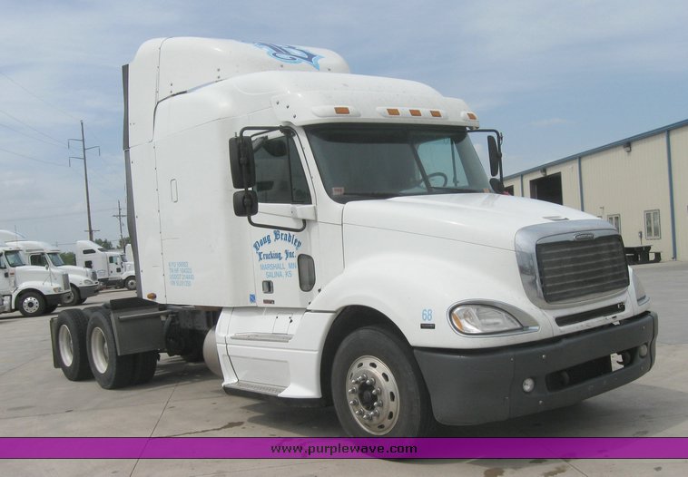 image for item 1807 2005 Freightliner Columbia 120 semi truck