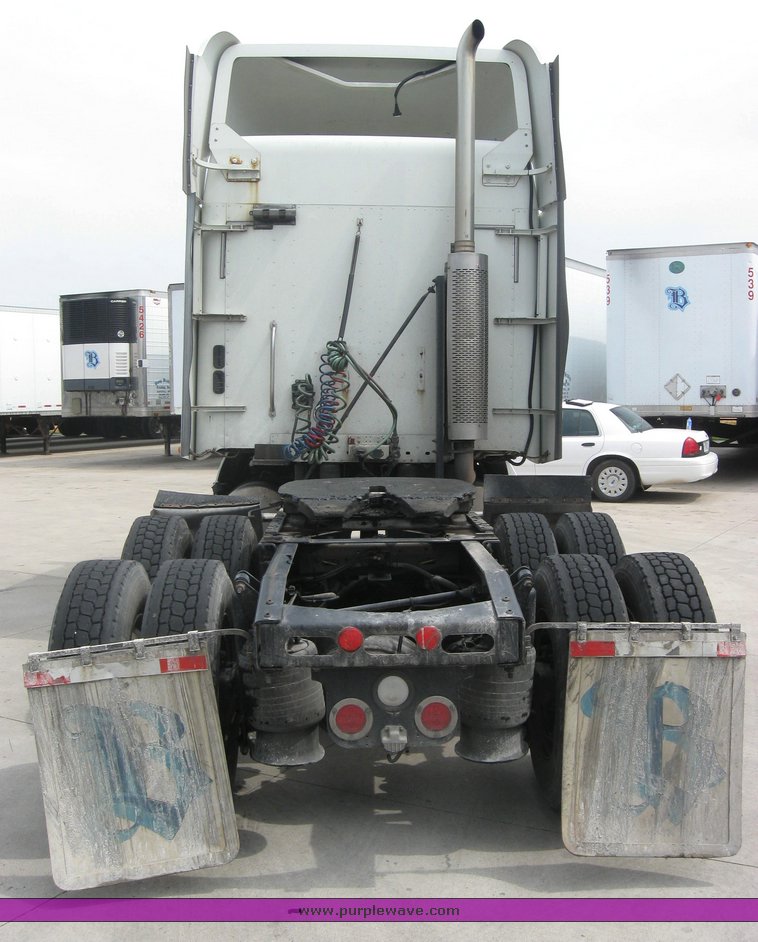 image for item 1807 2005 Freightliner Columbia 120 semi truck