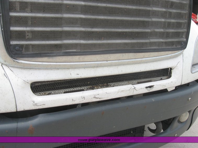 image for item 1807 2005 Freightliner Columbia 120 semi truck