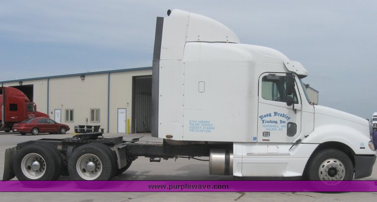 image for item 1807 2005 Freightliner Columbia 120 semi truck