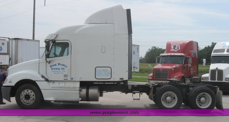 image for item 1807 2005 Freightliner Columbia 120 semi truck