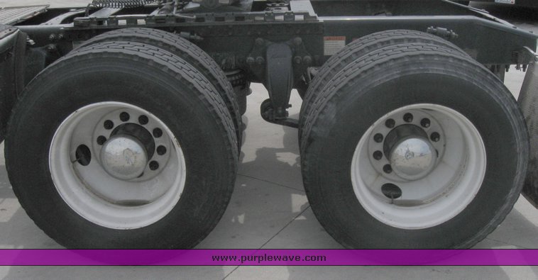 image for item 1807 2005 Freightliner Columbia 120 semi truck