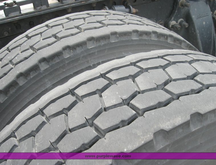 image for item 1807 2005 Freightliner Columbia 120 semi truck