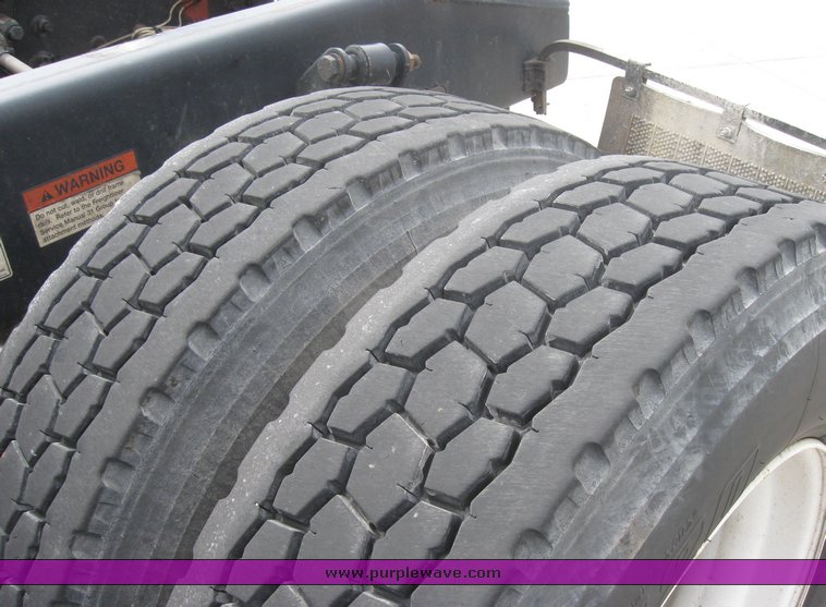 image for item 1807 2005 Freightliner Columbia 120 semi truck