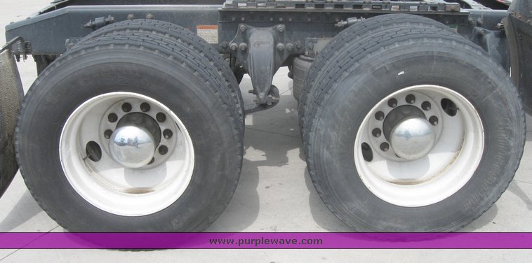 image for item 1807 2005 Freightliner Columbia 120 semi truck