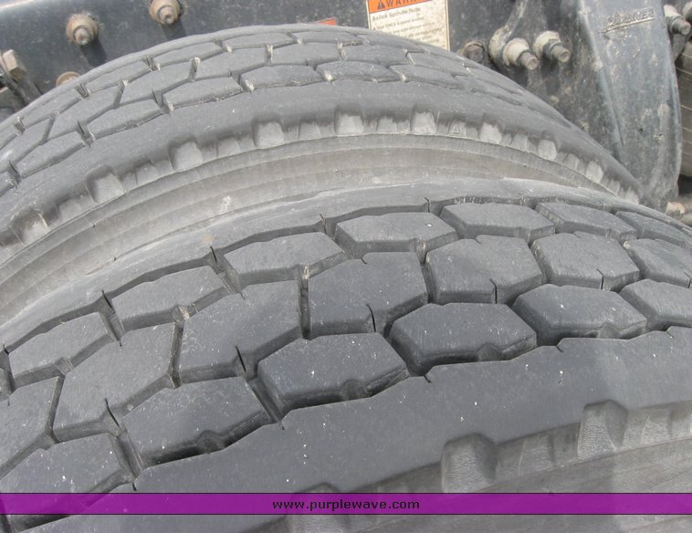 image for item 1807 2005 Freightliner Columbia 120 semi truck