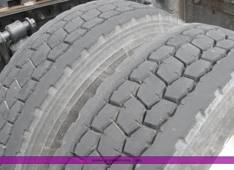 image for item 1807 2005 Freightliner Columbia 120 semi truck