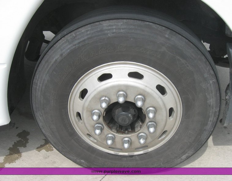 image for item 1807 2005 Freightliner Columbia 120 semi truck