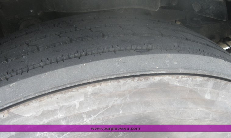 image for item 1807 2005 Freightliner Columbia 120 semi truck