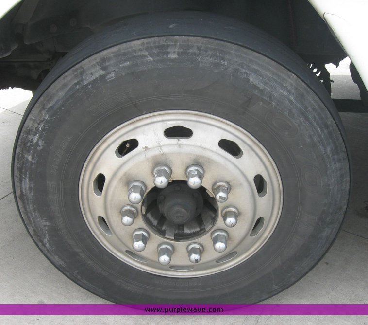 image for item 1807 2005 Freightliner Columbia 120 semi truck