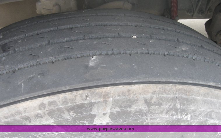 image for item 1807 2005 Freightliner Columbia 120 semi truck