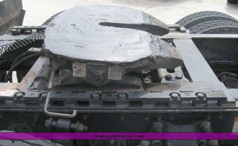 image for item 1807 2005 Freightliner Columbia 120 semi truck