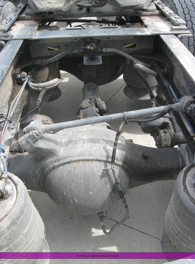 image for item 1807 2005 Freightliner Columbia 120 semi truck