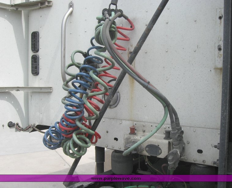 image for item 1807 2005 Freightliner Columbia 120 semi truck