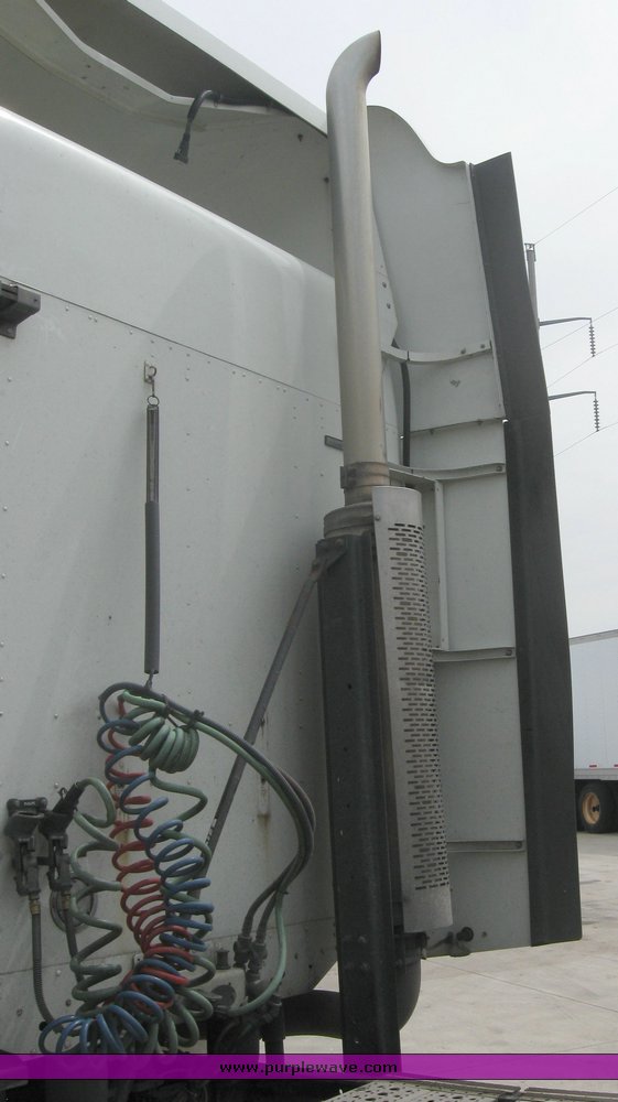 image for item 1807 2005 Freightliner Columbia 120 semi truck